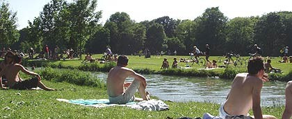 CSU will Badeverbot am Eisbach kippen Auch CSUler scheinen gerne im Eisbach zu schwimmen (Foto: muenchenblogger)