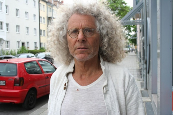Rainer Langhans in der Herzogstraße (Foto: Lisa Sonnabend), auf dem unteren Polaroid-Foto mit Uschi Obermaier 