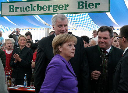 Ladies First: Seehofer ungewohnt freundlich zu Merkel (Foto: muenchenblogger)