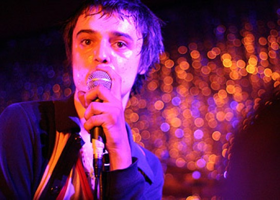 Weihnachtsgeschenke für Münchner Vor dem Glitzervorhang: Pete Doherty 2006 in München (Foto: MünchenBlogger)