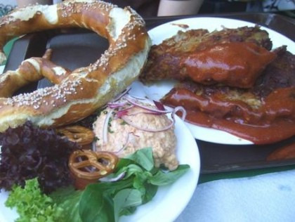 Über die Laptop-Tische am Chinesischen Turm und die "Alten Telefoner" Brotzeit am Chinesischen Turm (nicht am Laptop-Tisch) (Foto: muenchenblogger)