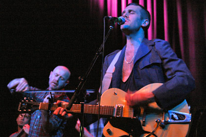 "Macht kaputt, was euch kaputt macht!" The Hidden Cameras im Feierwerk (Bild: Stefan Strasser)