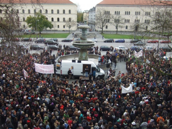 "Schafft die Studiengebühren ab!" forderten die Studenten bei der Demonstration auf dem Geschwister-Scholl-Platz (Foto: muenchenblogger)