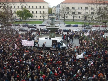 Protestierende Studenten vor der LMU (Foto: muenchenblogger)