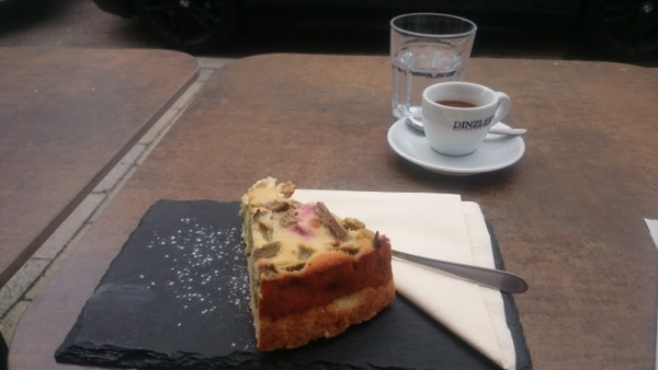 Ein Stück Rhabarbergrießkuchen (Foto: MünchenBlogger)