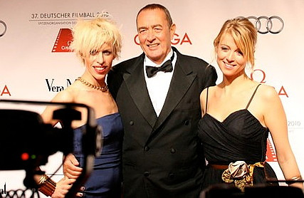 Bernd Eichinger gestorben Bernd Eichinger mit Frau Katja und Tochter Nina beim Deutschen Filmball 2010 (Foto: muenchenblogger)