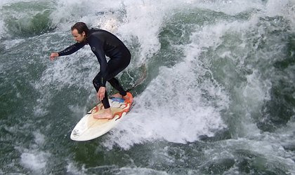 Surfer zeigen im Eisbach ihr Können (Foto: muenchenblogger)