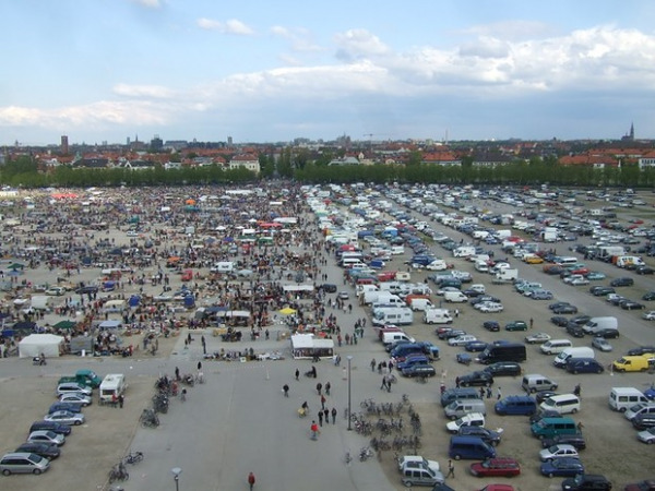 Blick von der Bavaria auf den Flohmarkt (Foto: muenchenblogger, 2010)