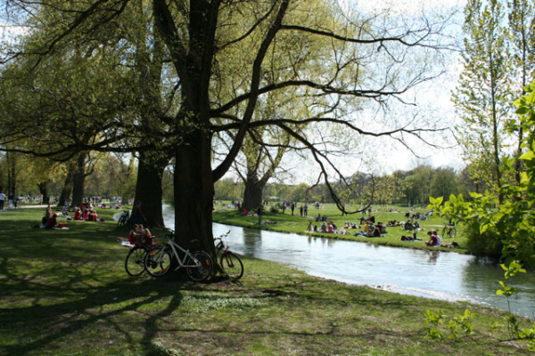 Frühlingsgefühle im Englischen Garten Nur in den Eisbach sind sie am Sonntag noch nicht reingesprungen. (Foto: muenchenblogger)