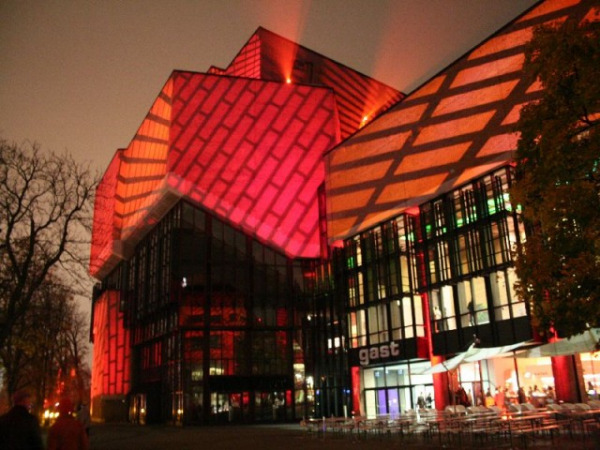 So hell erstrahlte der Gasteig zur 20-Jahrfeier (Foto: Max Sterz/Muenchenwiki)