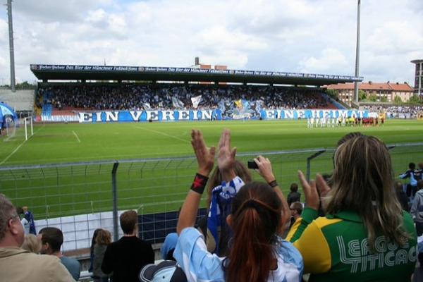 "Raus aus der Arena": Fans im Grünwalder Stadion (Foto: muenchenblogger)