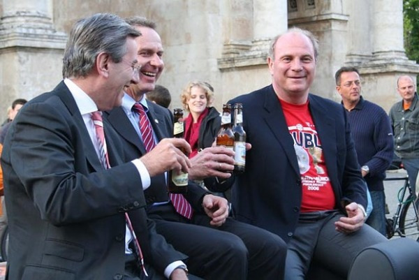 "Föhneß" kennt allle Sisi-Filme auswendig Hoeneß bei der Meisterfeier 2006 (Foto: MünchenBlogger)
