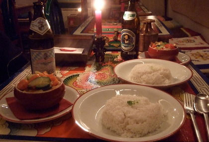 Curry rot mit Hühnchen: Das Essen wird frisch zubereitet (Foto: muenchenblogger)