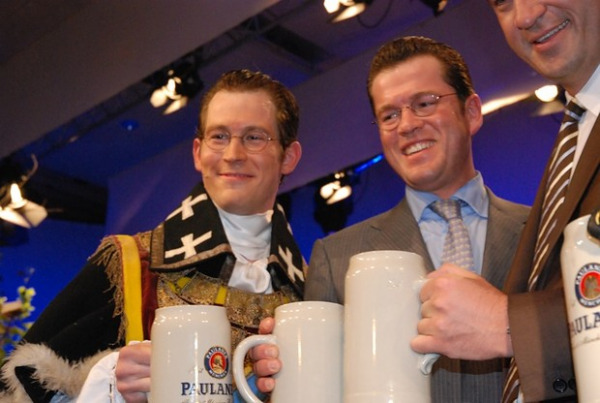 Der doppelte Gutti Guttenberg auf dem Nochkerberg - mit seinem täuschend echten Double (Foto: muenchenblogger)