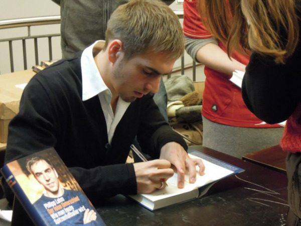 Lahm signiert am Ende noch Bücher (Foto: muenchenblogger)
