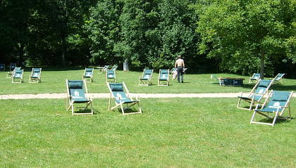 Liegestühle im Englischen Garten