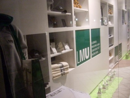 "Klasse Universitas/se" Der LMU-Shop an der Giselastraße (Foto: muenchenblogger)