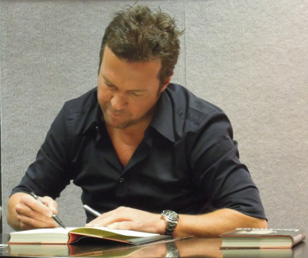 Lothar Matthäus beim Signieren (Foto: muenchenblogger)