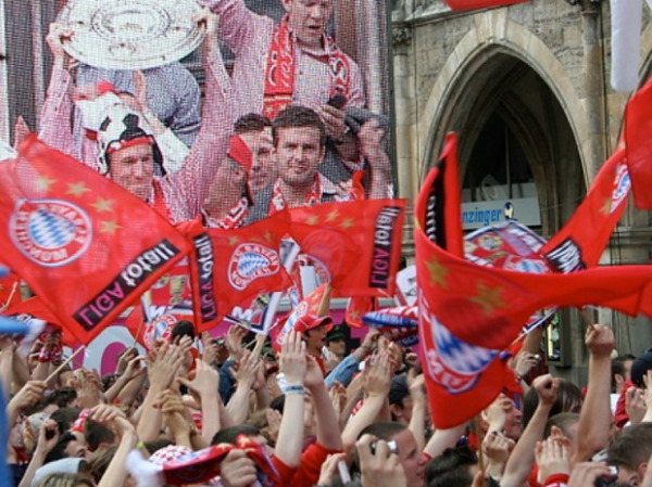 Es geht wieder rund! Auch Meister 2011? Der FC Bayern bei der Meisterfeier im Mai am Marienplatz (Foto: muenchenblogger)