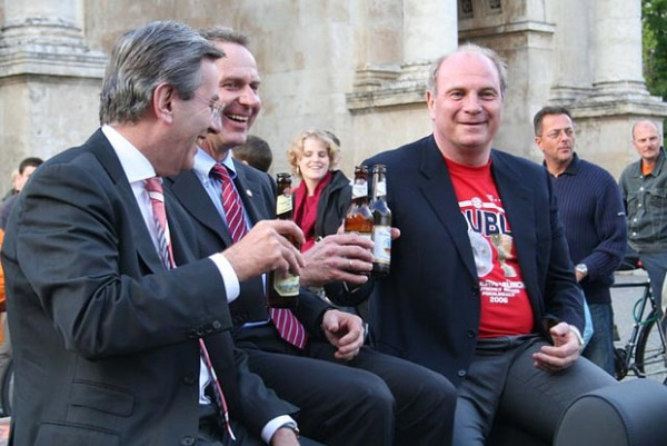 Na denn, prost! Zu feiern gibt es für Hoeneß, Rummenigge und Co. derzeit eher wenig. (Foto: muenchenblogger)