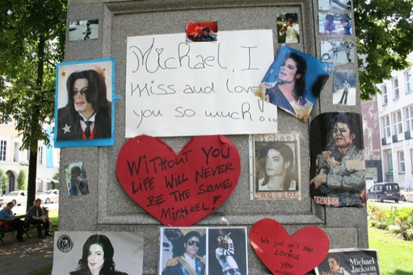 München tanzt zu Beat It Das Denkmal nach Jackos Tod 2009 (Foto: muenchenblogger)