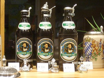 Hier posieren drei Flaschen mit der neuen Noagerl-Schützer-Kollektion aus dem Hause Suckfüll. (Foto: muenchenblogger).