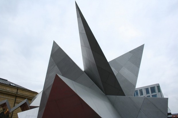 Tosca und Monaco Zackig: Der neue Pavillon hinter der Oper (Foto: muenchenblogger)