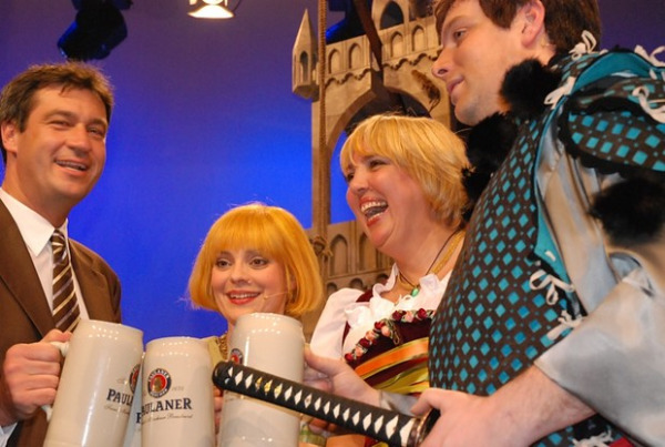 Claudia Roth mit Söder und Doubles auf dem Nockherberg 2008 (Foto: muenchenblogger)