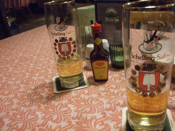 Die obligatorische Maggi-Flasche fehlt natürlich an keinem Tisch: Impression aus dem Schellling-Salon. (Foto: muenchenblogger)