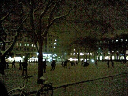 Auch im vergangenen Jahr gab es einen Schneeballschlacht-Flash-Mob, es ging nicht all zu wild zu (Foto: muenchenblogger)