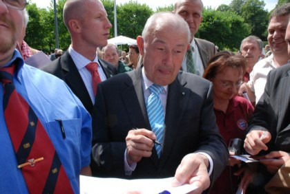 Beckstein übte das Autogrammschreiben schon auf dem Staatsempfang für den FCB (Foto: muenchenblogger)