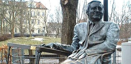 Von Bauernschlafzimmern bis zu Monaco Franze Eine Statue für den Stenz: Monaco Franze an der Münchner Freiheit (Foto: muenchenblogger)