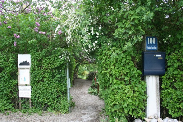 Spiridon-Louis-Ring 100: Dahinter liegt das Reich von Väterchen Timofei (Foto: Lisa Sonanbend)