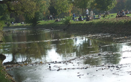 Ungefährliches Baden garantiert: der eiskalte Eisbach mit wenig Wasser (Foto: muenchenblogger)