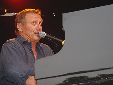 Das tolle Fest, das ins Wasser fiel Konstantin Wecker auf dem Brückenfest (Foto: muenchenblogger)