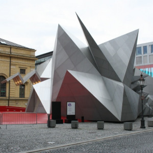 Pavillon 21 hinter der Oper