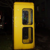 Nicht zu übersehen in der Nacht: Die gelbe Telefonzelle in Giesing (Foto: muenchenblogger)