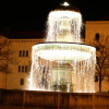 Der Uni-Brunnen bei Nacht: Italiengefühle in Monaco (Foto: muenchenblogger)