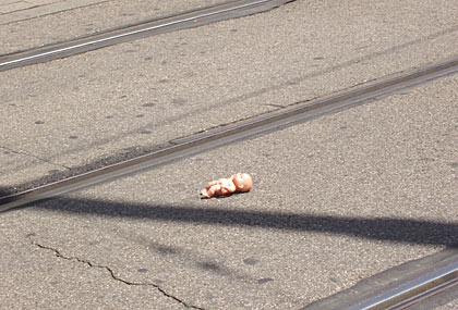Foto Puppe auf Trambahngleis