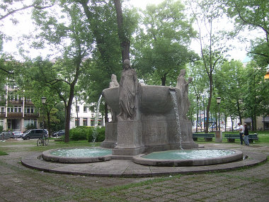 nornenbrunnen-380.jpg