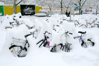 Fahrraeder im Schnee